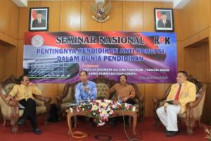 Bapak-Masagung-Dewanto-saat-memberikan-Materi-Pendidikan-Antikorupsi                